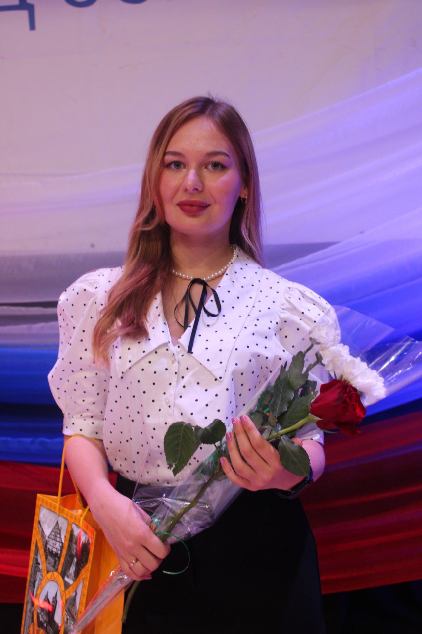 Николь.